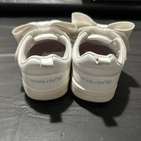 Elegant White Kids Shoes with Bow - Picture 3 of 4